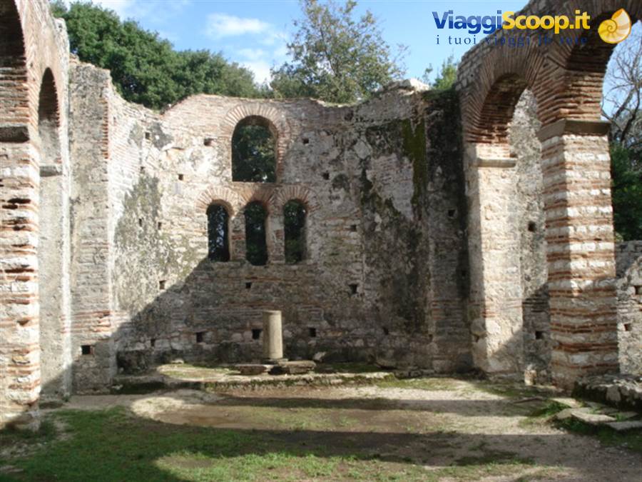 resti di una basilica antica a Butrinto