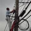 Tecnico intento a riparare fili elettrici REPUBBLICA DOMINICANA 