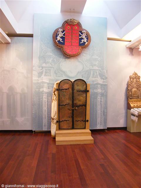 Il mobile che contiene la Torah