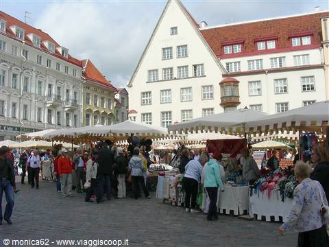 LA PIAZZA CON IL MERCATO FINLANDESE
