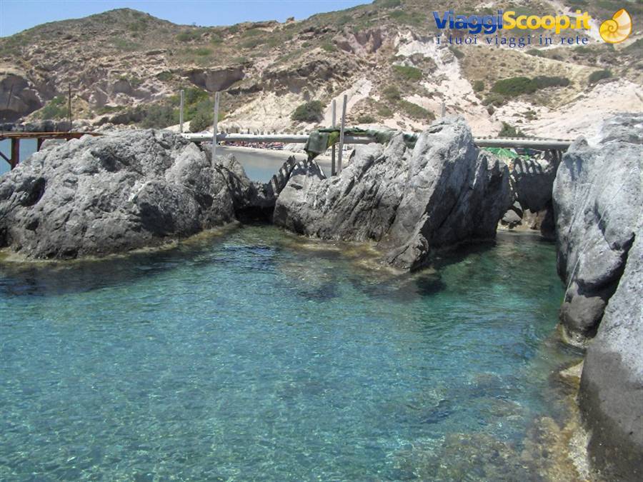 Ponte di legno sugli scogli a Camila