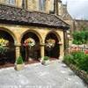 uno scorcio delle Alm Houses e sulla sfondo la cattedrale di Sherborne, Dorset REGNO UNITO 