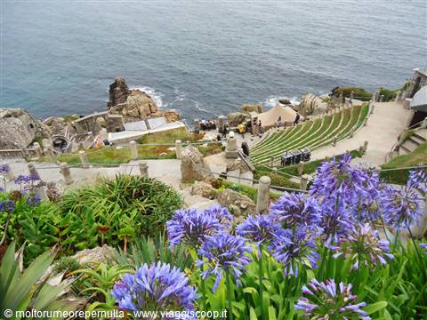 un'immagine del Minnack Theatre, costruito a picco sul mare a Porthcurno