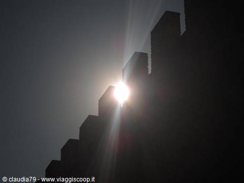 Castelli e borghi medievali in Toscana. Il sole fra i merli del castello a Certaldo Alto (FI)