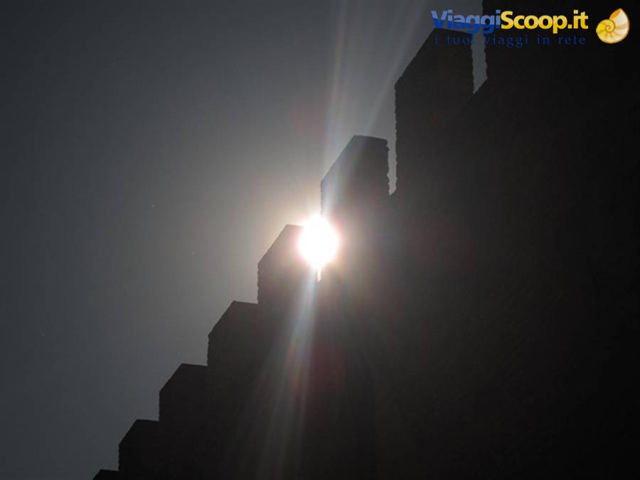 Castelli e borghi medievali in Toscana. Il sole fra i merli del castello a Certaldo Alto (FI)