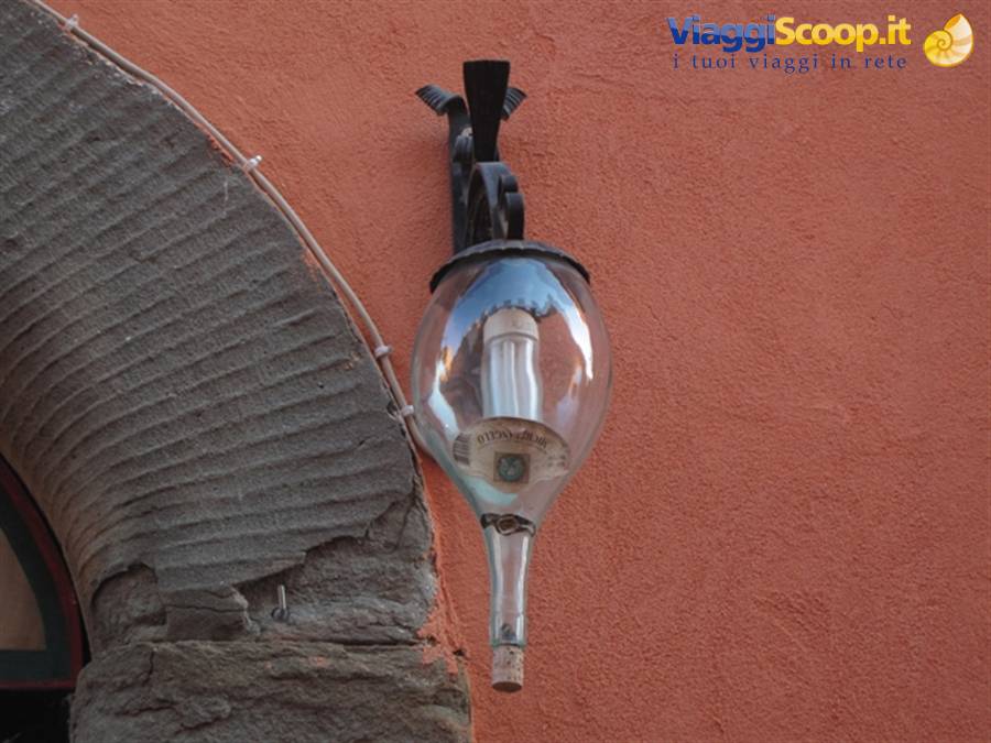 Enogastronomia toscana. Lampada "a tema" dell'Enoteca Boccaccio a Certaldo Alto (FI)