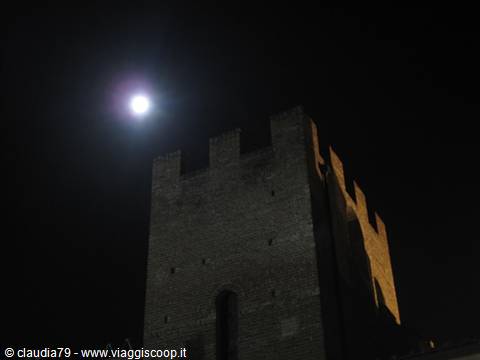 Castelli e borghi medievali in Toscana. Luna piena a Certaldo Alto (FI)