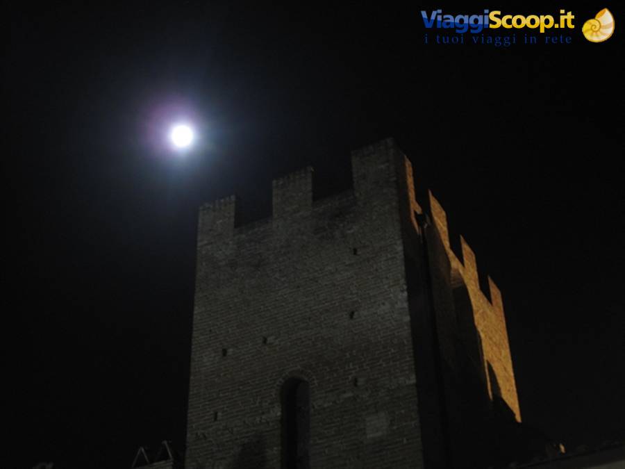 Castelli e borghi medievali in Toscana. Luna piena a Certaldo Alto (FI)
