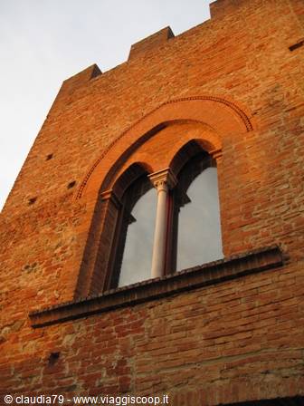 Castelli e borghi medievali in Toscana, bifore e torri merlate a Certaldo Alto (FI)