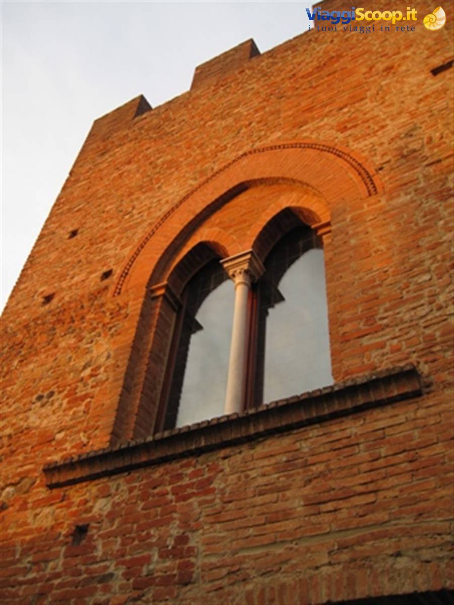 Castelli e borghi medievali in Toscana, bifore e torri merlate a Certaldo Alto (FI)