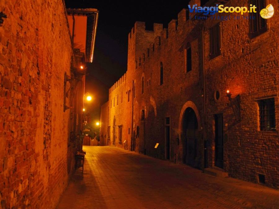 Castelli e borghi medievali in Toscana,Certaldo Alto(FI)Via Boccaccio con fiaccole medievali accese