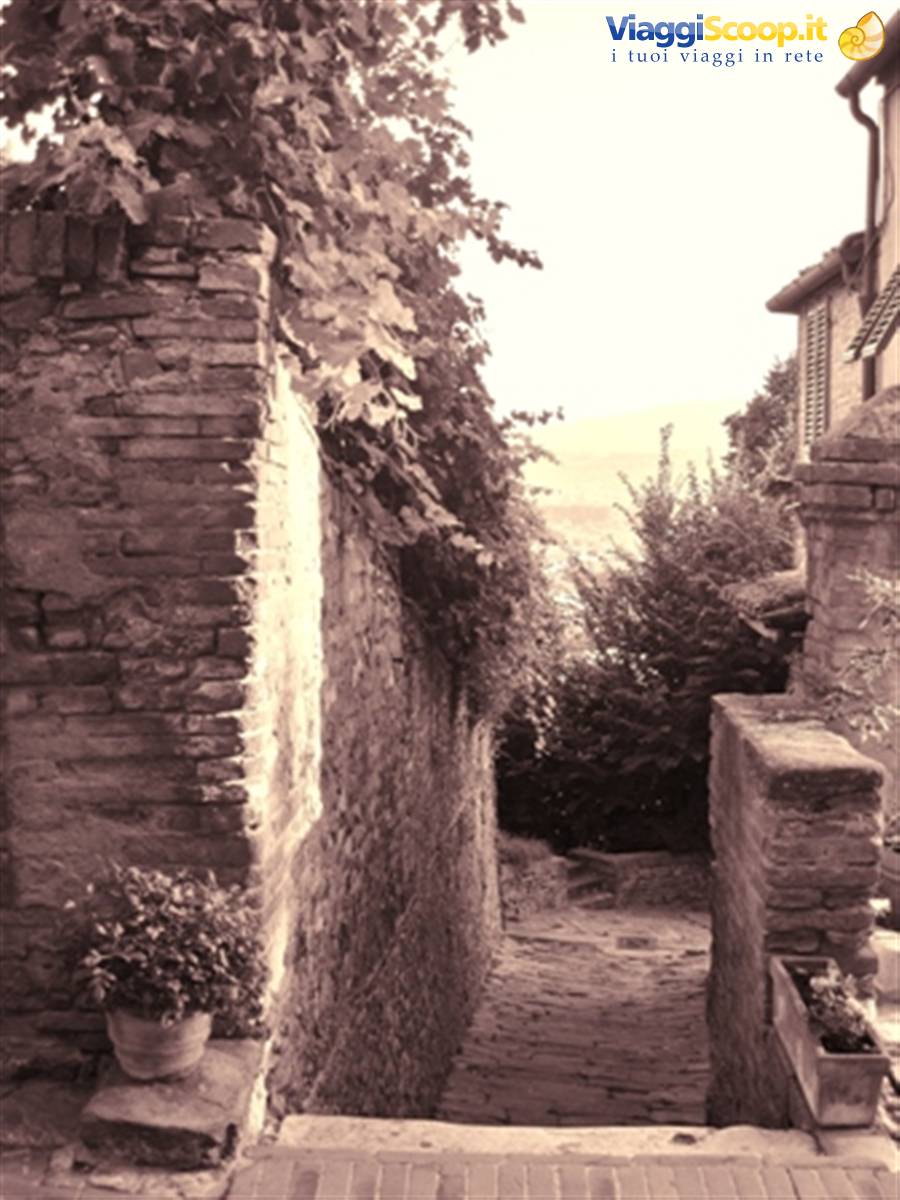 Castelli e borghi medievali in Toscana, i vicoli di Certaldo Alto (FI)