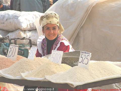 Fergana-Venditrice di riso