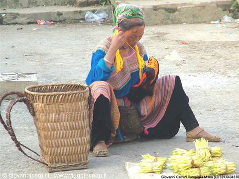 Bac Ha ,donna di Etnia H'mong fioriti
