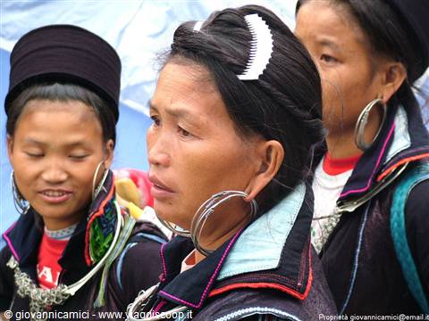 Donne di etnia H'mong neri