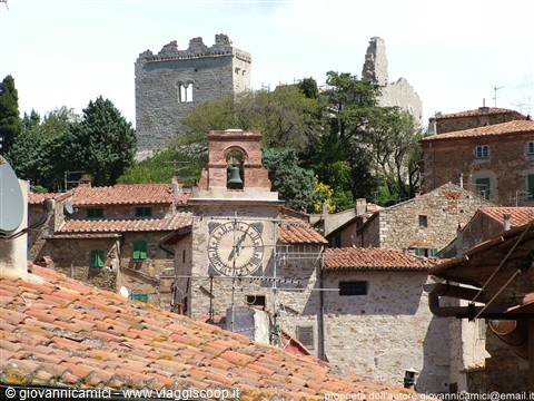 Veduta torre dell' orologio con la rocca