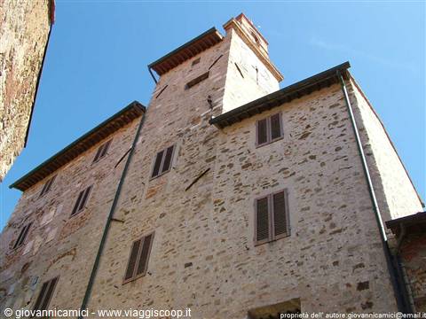 Palazzo Pretorio con la torre dell' orologio