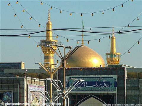 Mashhad-Minareti e cupola dorata della tomba dell'Iman Reza