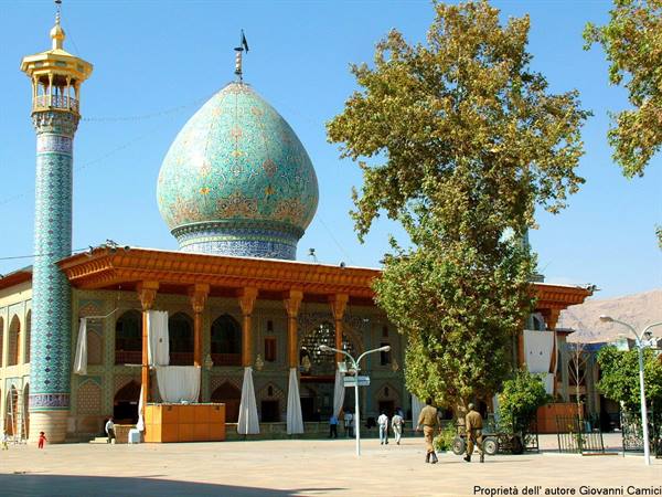Shiraz-cortile del mausoleo Shan-e-Cheragh