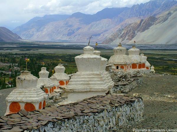 Muri mani e chorten sulla valle di Nubra
