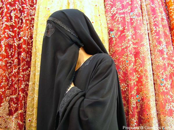 SRINAGAR,Donna con burqa