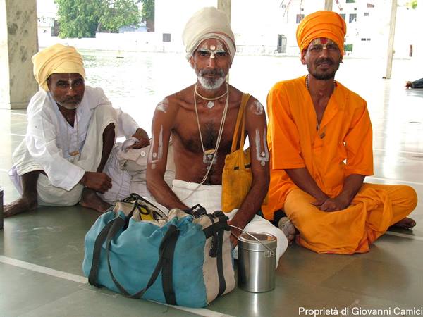 AMRITSAR,Religioso indù con i discepoli