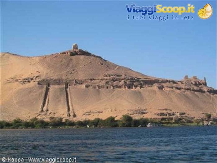 Il mausoleo dell'Aga Kahn (in alto)