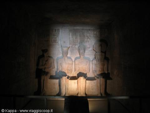 La statua di RAMESSE II divinizzato, assieme agli dei HARMAKHIS, AMON-RA e PTAH nel santuario
