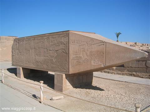 L'obelisco spezzato nel Tempio di Karnak