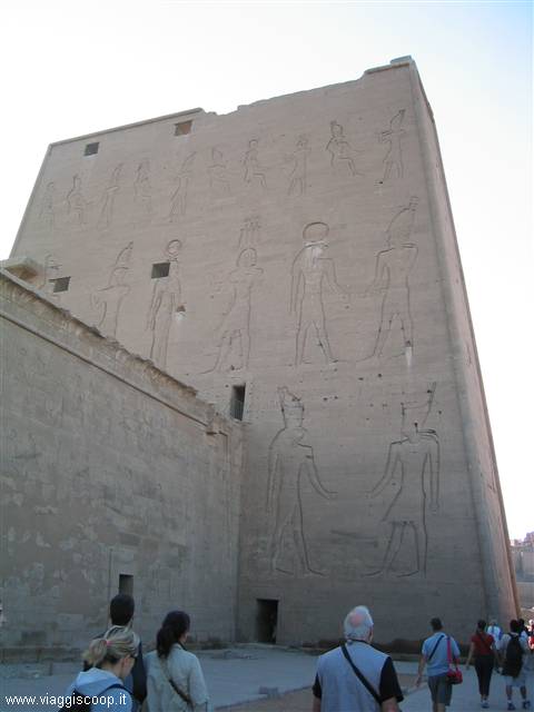 Il retro dell'entrata del tempio di Edfu