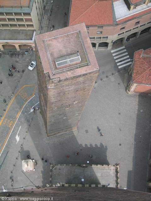 La Torre Garisenda dalla Torre degli Asinelli