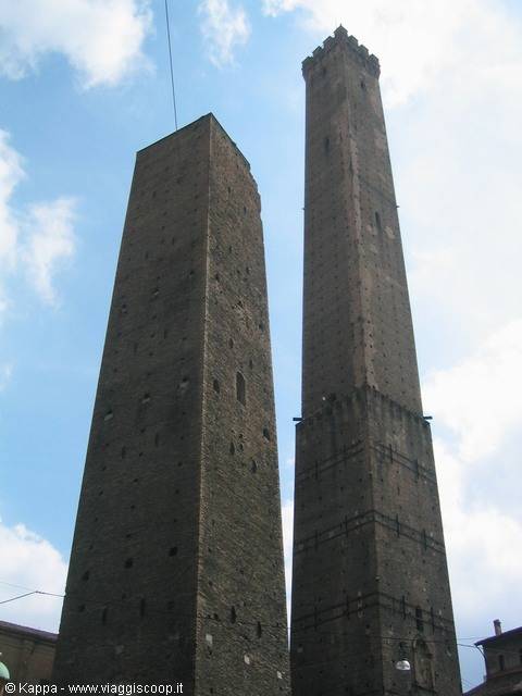 Le due torri: la Torre degli Asinelli e la Torre Garisenda