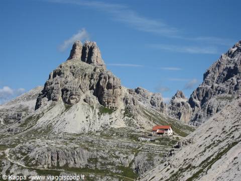 Rifugio Locatelli, sotto al Sasso di Sesto. Dietro si vede la cima della Torre di Toblin