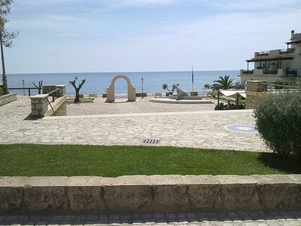 Sperlonga piazza fronte mare