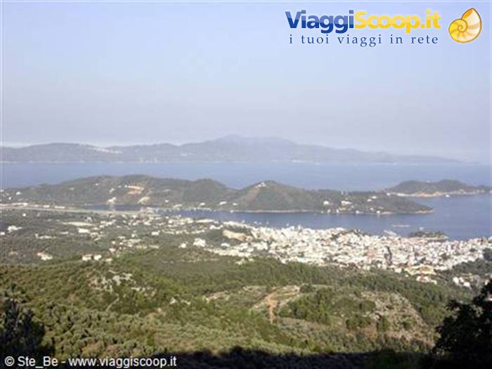 Vista dall'alto di Skiathos citta'