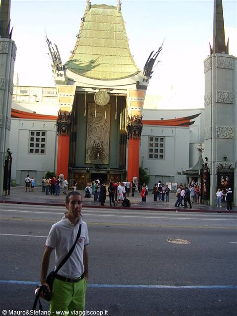 Mauro davanti al Chinese Theatre