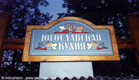 davanti allo stand della cucina yugoslava
