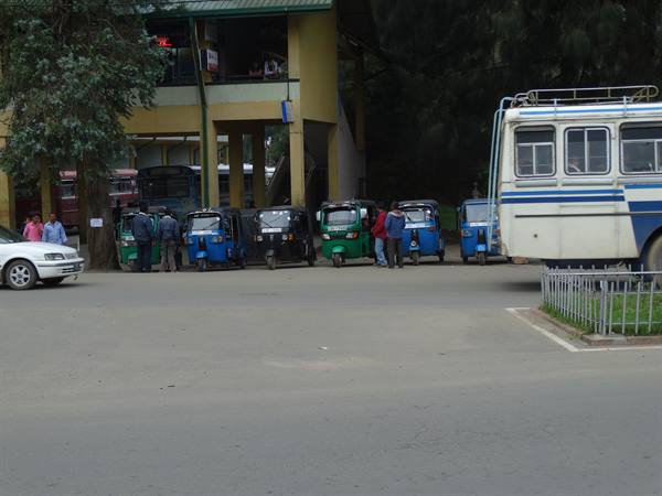 Tuk Tuk e autobus privato.