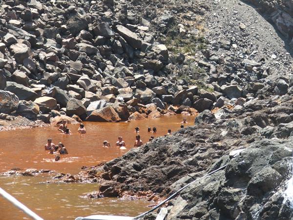 bagno nel mare e nello zolfo, Palea Komeni