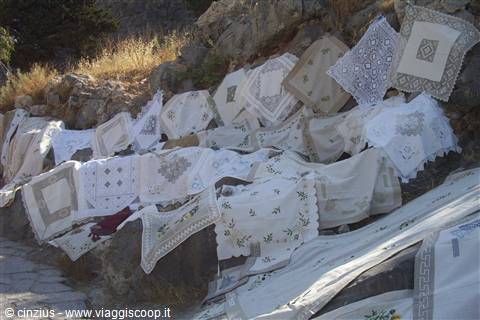 Lindos - Ricamatrici sul sentiero per l'Acropoli