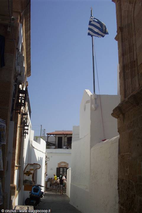 Lindos Vicolo - in fondo al vicolo i tipici Muli che portano all'Acropoli