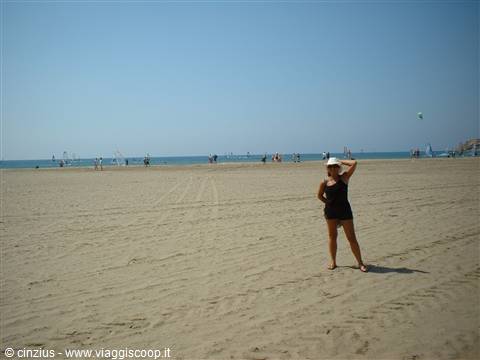 Prasonisi, meglio tenere stretto il cappello.. che vento! quanti Windsurf!!
