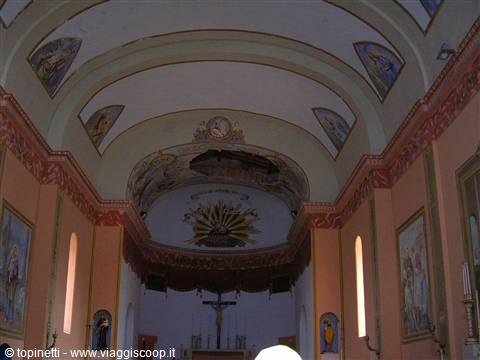 Soffitto della chiesa di Pianosa diroccato .La chiesa era stata affrescata da un detenuto