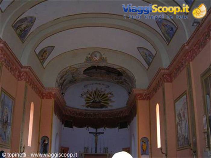 Soffitto della chiesa di Pianosa diroccato .La chiesa era stata affrescata da un detenuto
