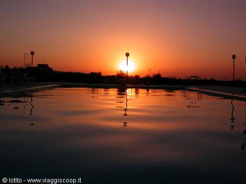 Tramonto su piscina (ah, che fotografo che sono...)