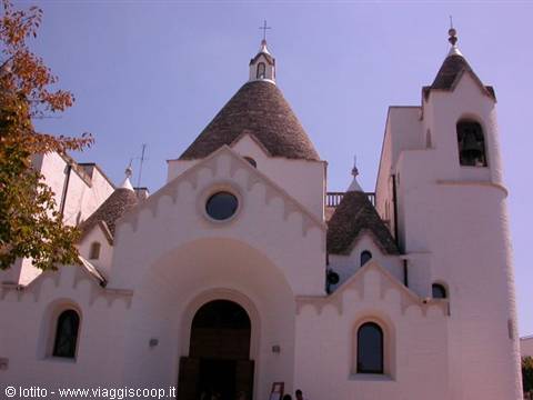 La cattedrale di Alberobello, ovviamente a forma di trullo...