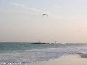 Spiaggia con relitto e pazzo che fa kyte-surf (se guardate bene è sottosopra...)