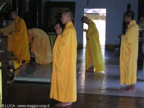Preghiera in tempio buddhista - Hue
