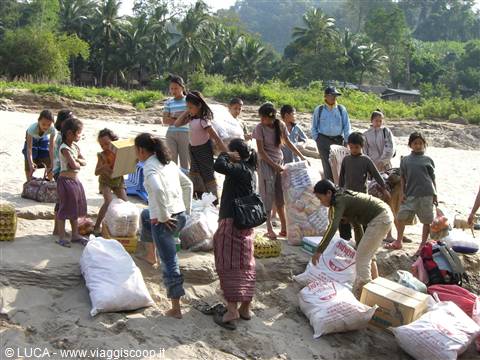 2 giorni lungo il Mekong - Momenti scarico merci...