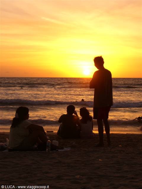 Kuta, Bali - Tramonto in spiaggia...